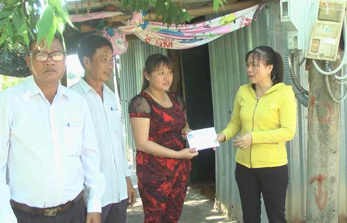 Mỹ Xuyên: Hỗ trợ tiền cho 2 hộ bị ảnh hưởng nhà ở do giông lốc